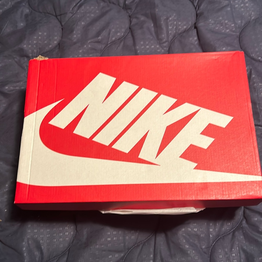 Limitedbedition Nike skip on slippers /w zippered pocket on the front of slipper